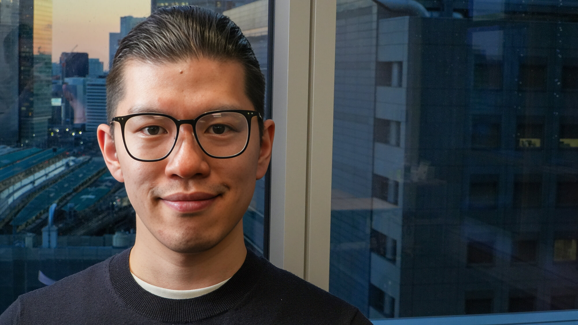 数字の向こう側に、人の人生がある。住友商事の「生活の糧」を支える、給与チームの仕事