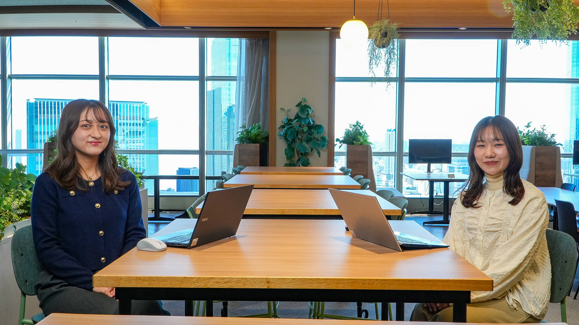 女性が輝き続けられる会社で、人事のプロフェッショナルへ。先輩女性社員2名が語る、住商アドミサービスの働きやすさとキャリア